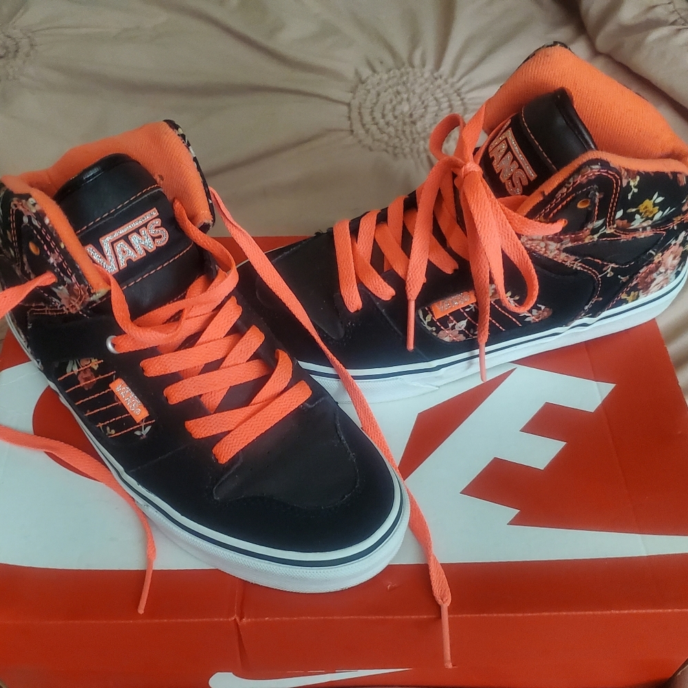 VANS SHOES SIZE 4.5 BLACK & PINK